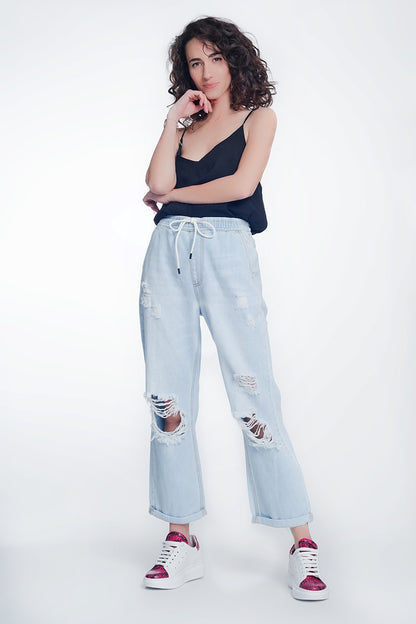 Jeans con goma en la cintura y rotos en las rodillas