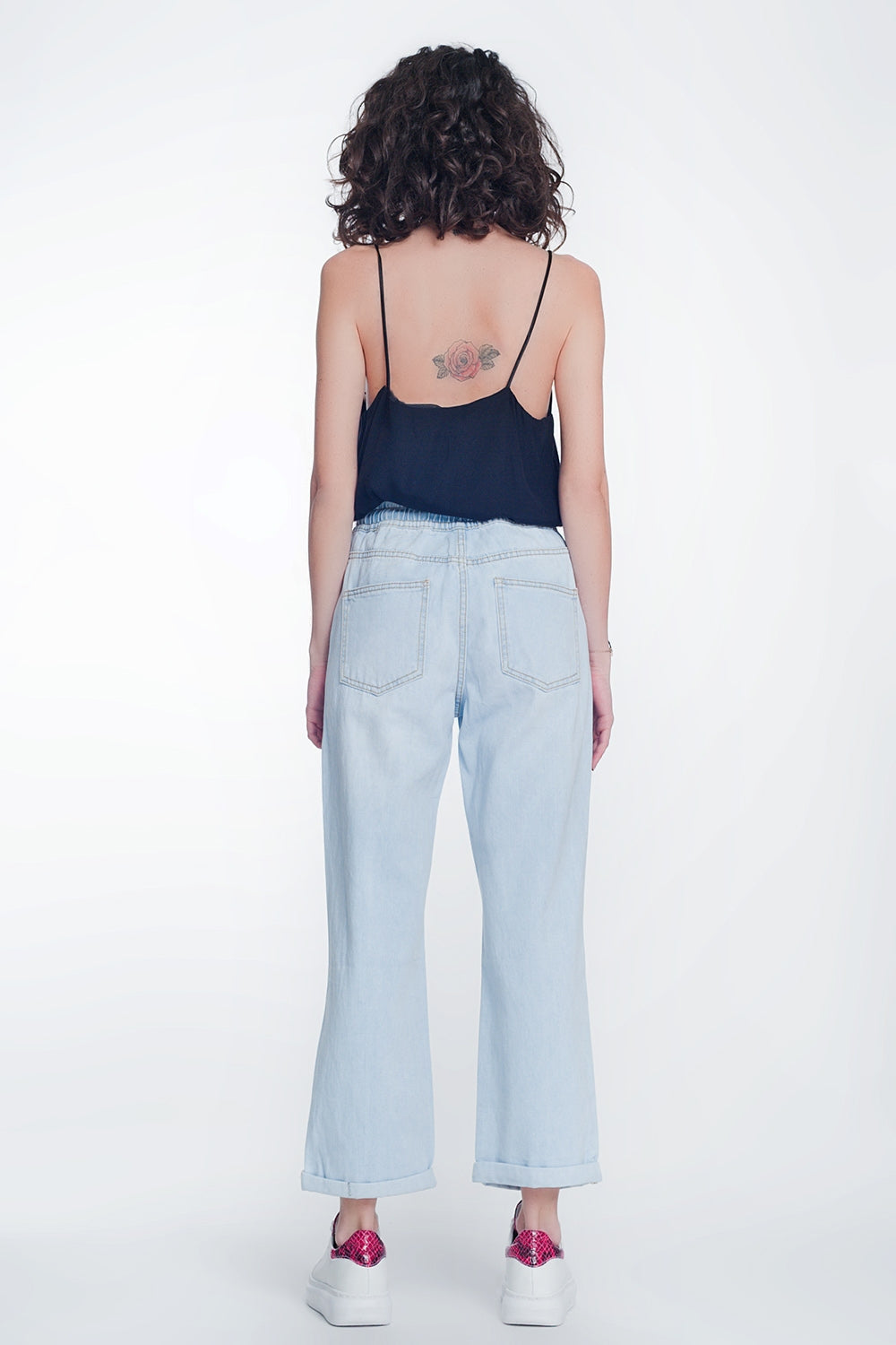 Jeans con goma en la cintura y rotos en las rodillas