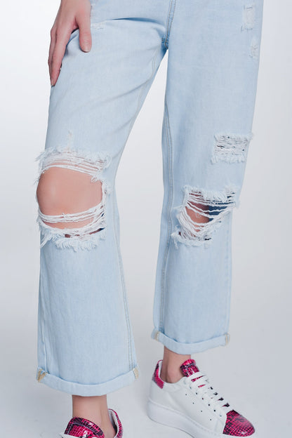 Jeans con goma en la cintura y rotos en las rodillas