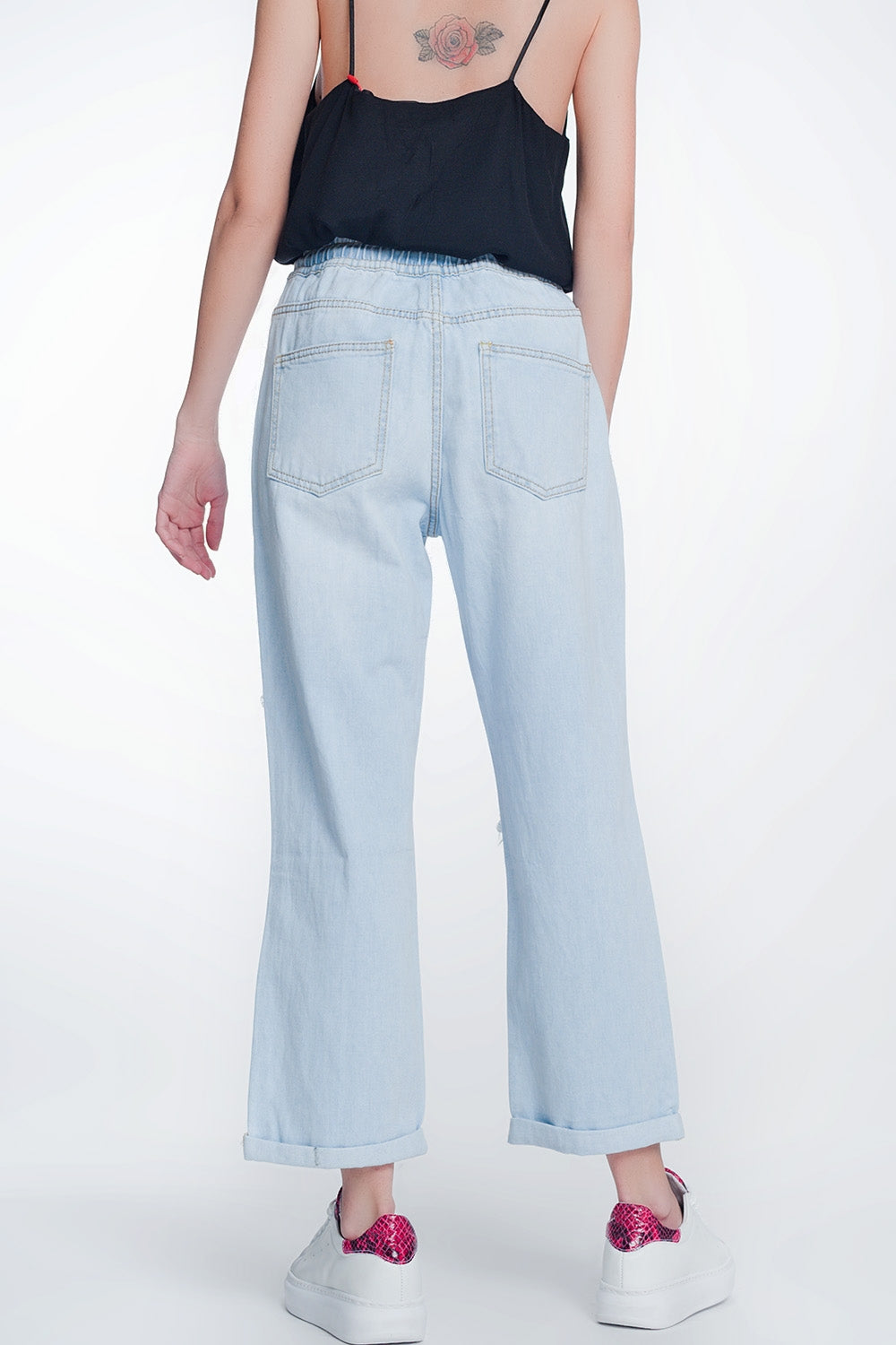 Jeans con goma en la cintura y rotos en las rodillas