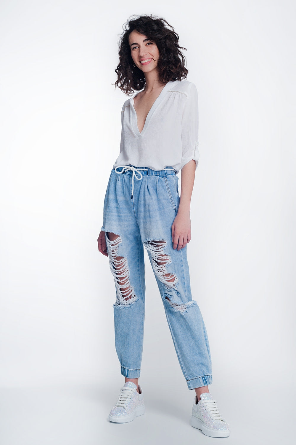 Jeans estilo jogger rasgados en color claro