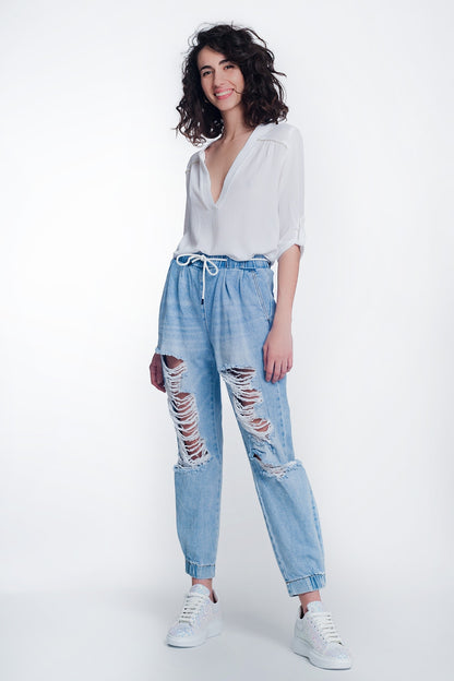 Jeans estilo jogger rasgados en color claro