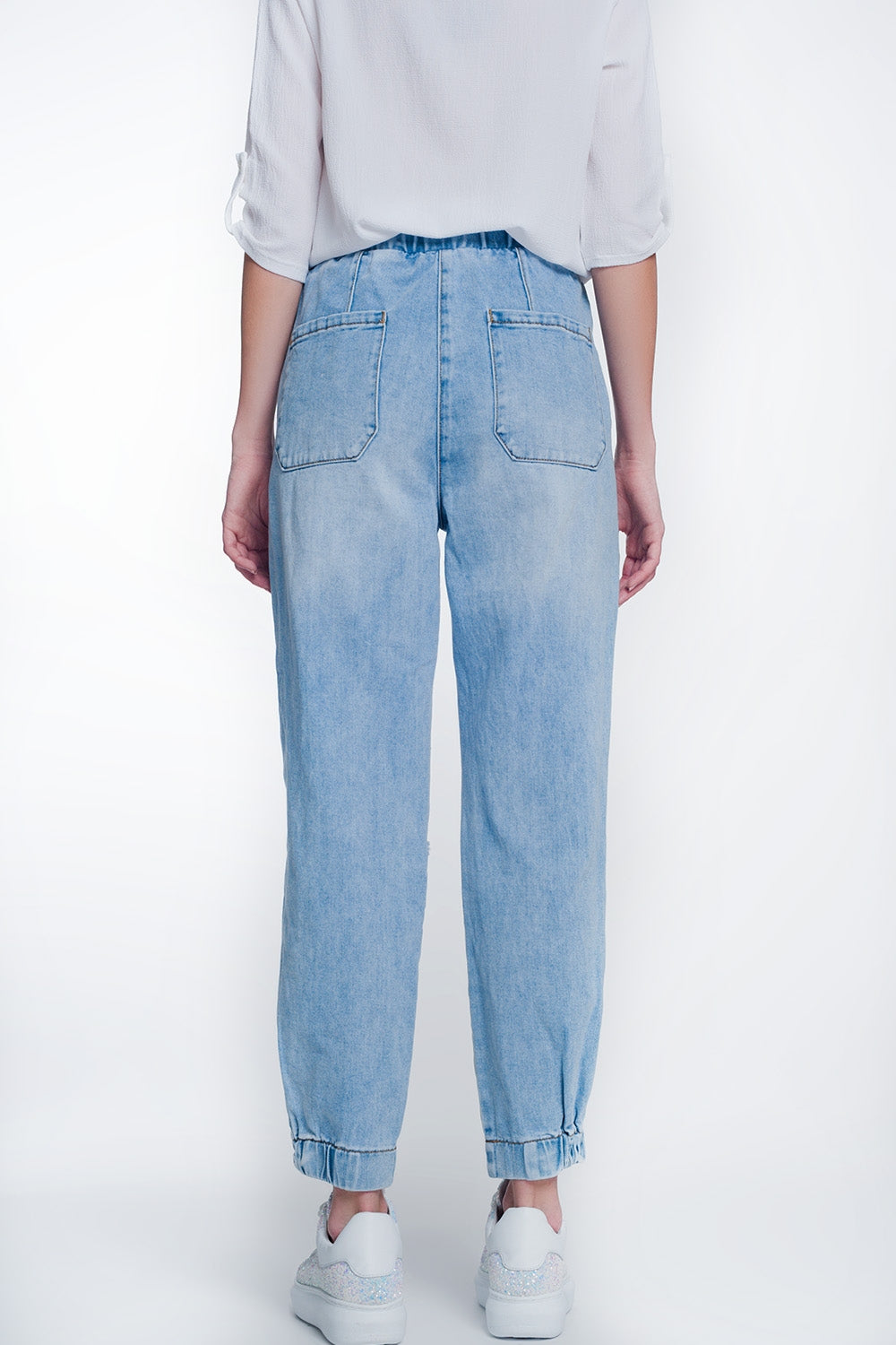 Jeans estilo jogger rasgados en color claro