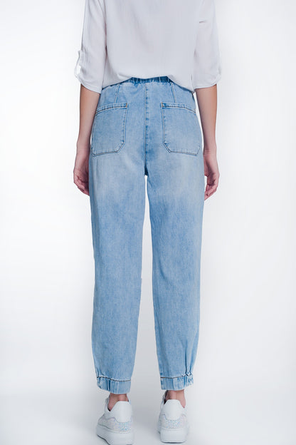 Jeans estilo jogger rasgados en color claro