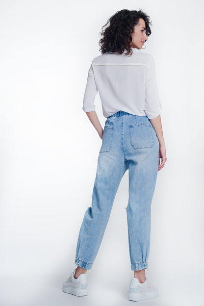 Jeans estilo jogger rasgados en color claro
