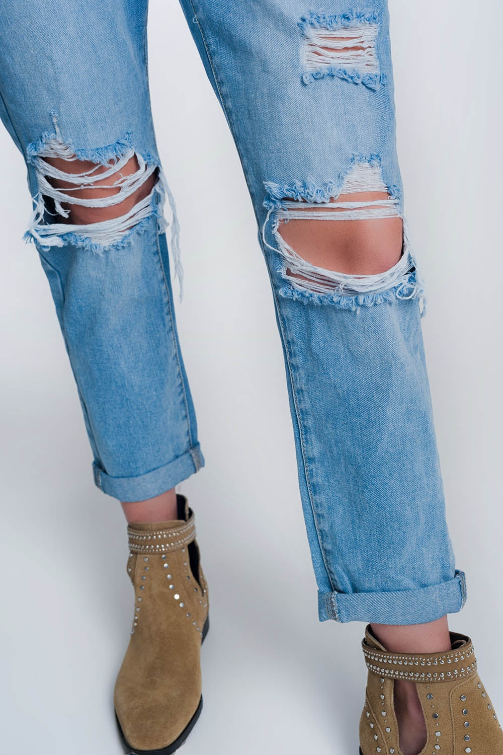 Jeans estilo mom con botones expuestos y cintura elastica