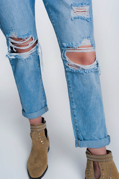 Jeans estilo mom con botones expuestos y cintura elastica