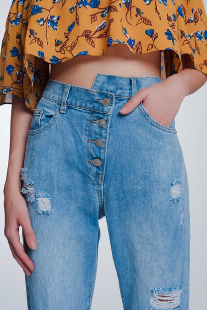 Jeans estilo mom con botones expuestos y cintura elastica