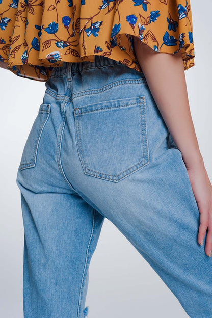 Jeans estilo mom con botones expuestos y cintura elastica