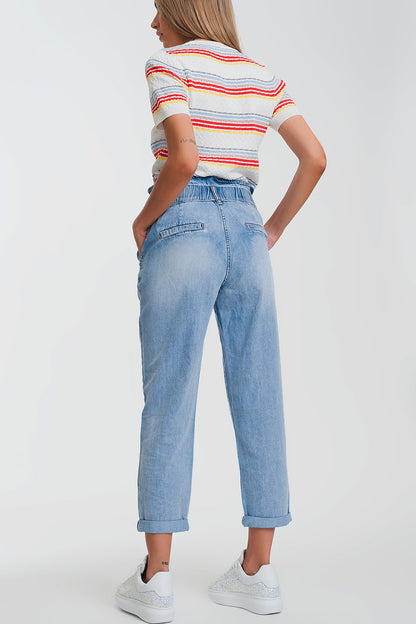 Jeans estilo mom con tres botones y cintura elastica