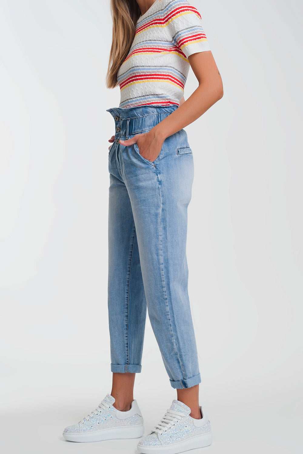 Jeans estilo mom con tres botones y cintura elastica