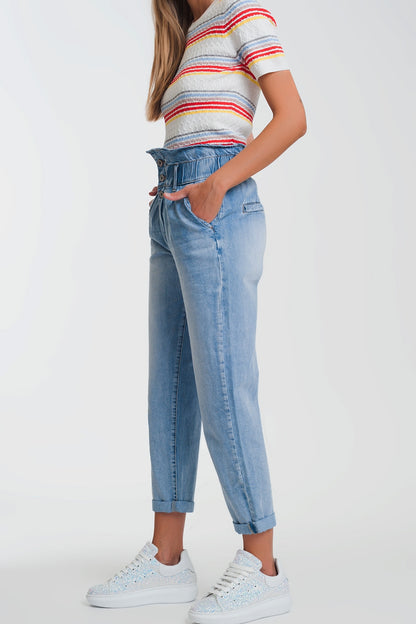 Jeans estilo mom con tres botones y cintura elastica