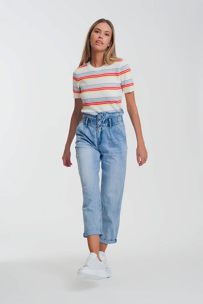 Jeans estilo mom con tres botones y cintura elastica