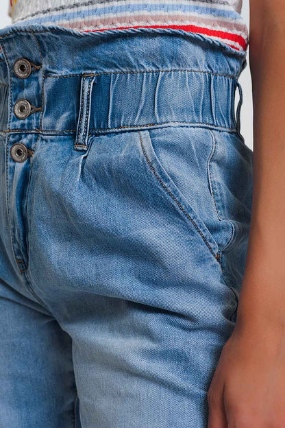 Jeans estilo mom con tres botones y cintura elastica
