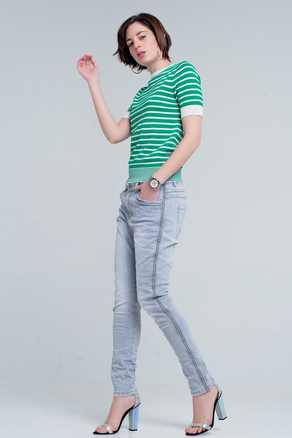 jeans gris con detalles metálicos en el lateral