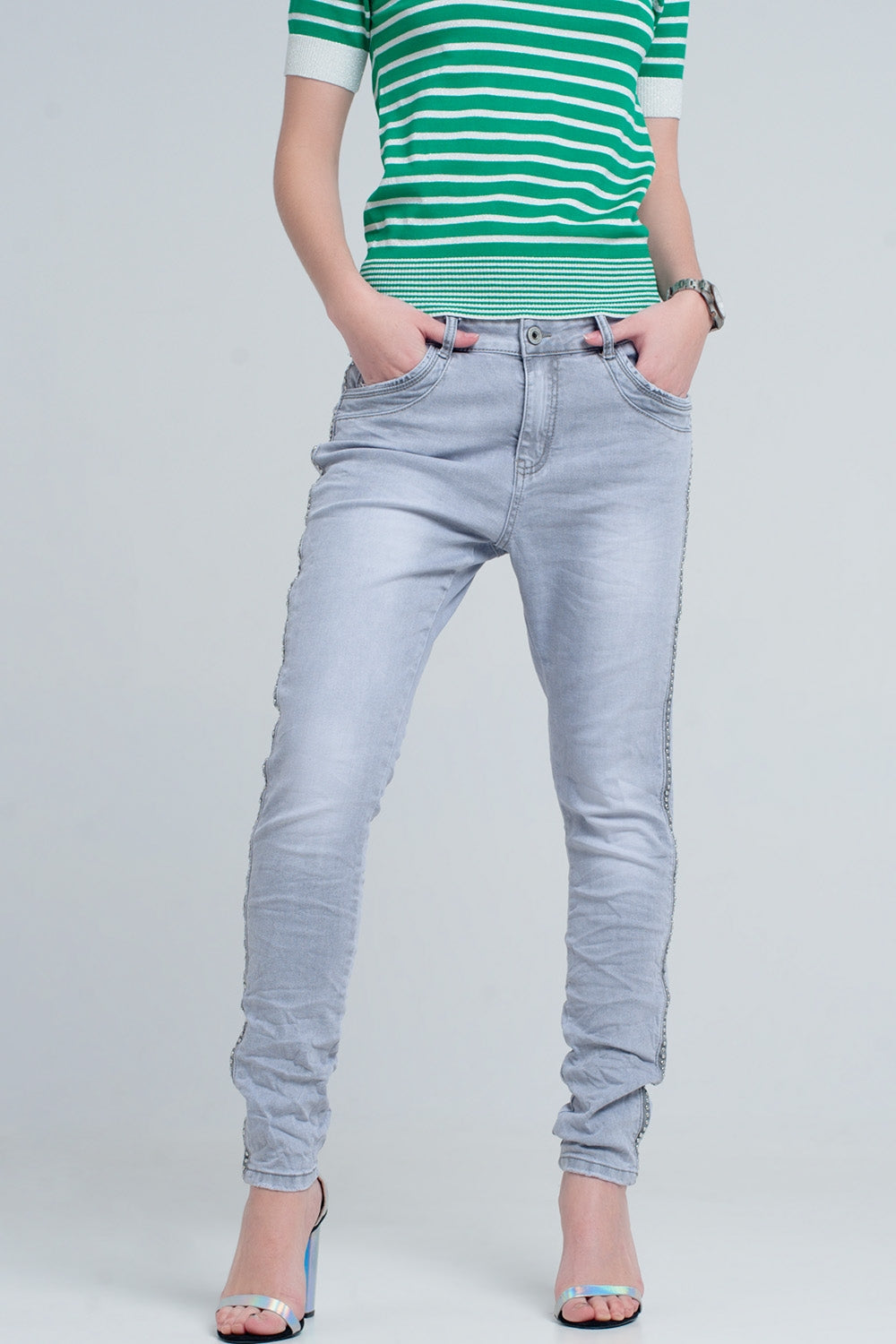 jeans gris con detalles metálicos en el lateral