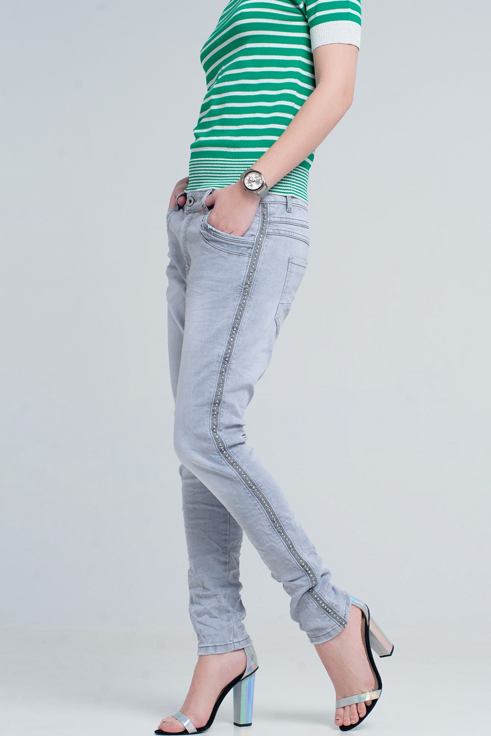 jeans gris con detalles metálicos en el lateral