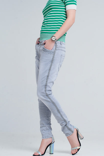 jeans gris con detalles metálicos en el lateral