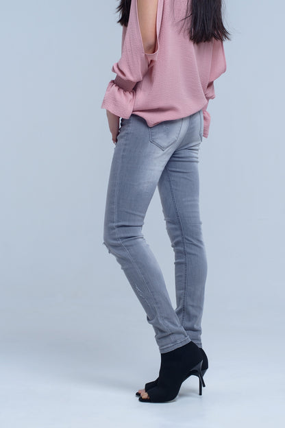 Jeans grises con detalle de rasgaduras
