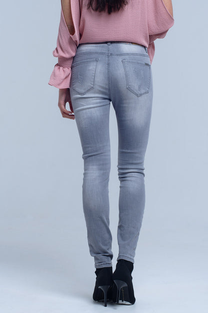 Jeans grises con detalle de rasgaduras