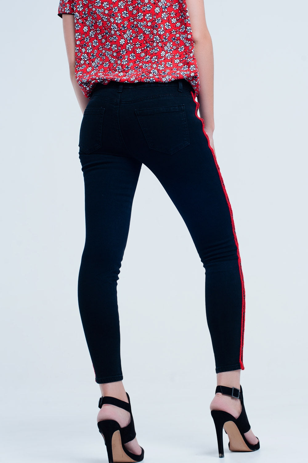 Jeans negro super skinny con ojales laterales