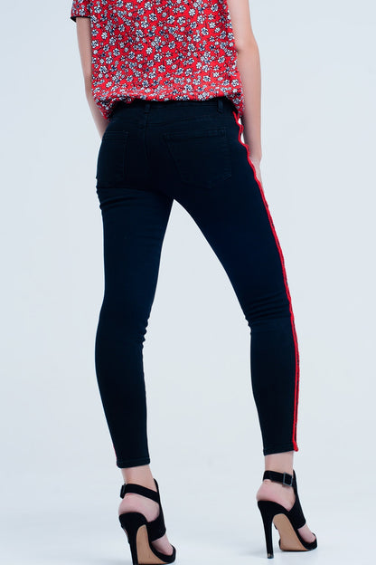 Jeans negro super skinny con ojales laterales
