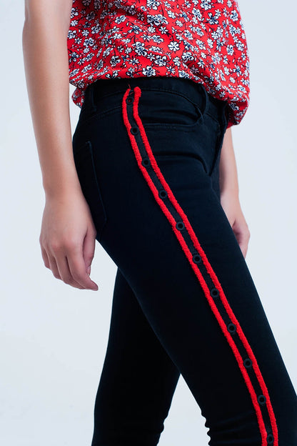 Jeans negro super skinny con ojales laterales