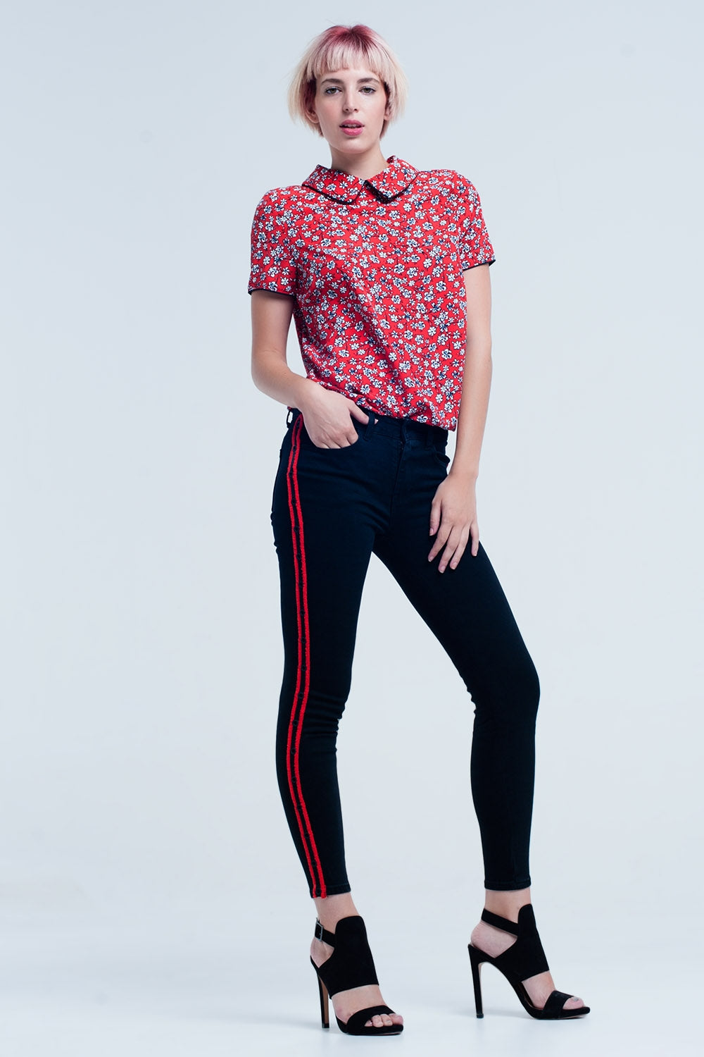 Jeans negro super skinny con ojales laterales