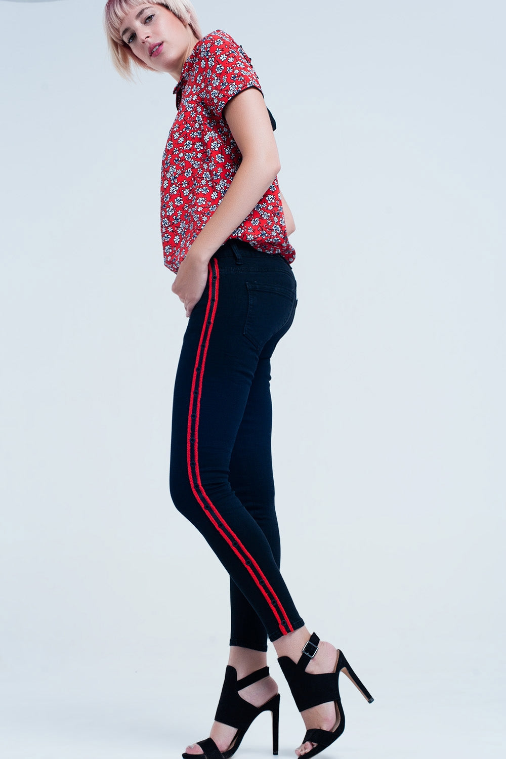 Jeans negro super skinny con ojales laterales