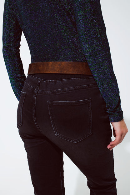 jeans negros con cintura elástica y cordón