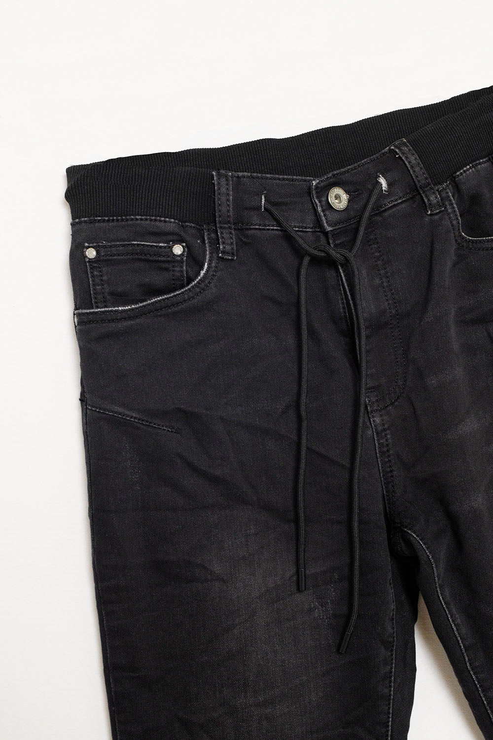 jeans negros con cintura elástica y cordón