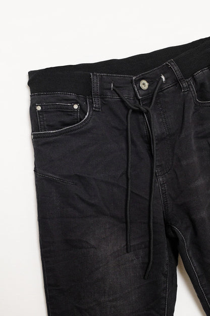 jeans negros con cintura elástica y cordón