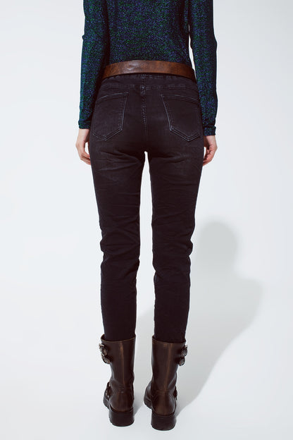 jeans negros con cintura elástica y cordón
