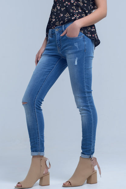 Jeans skinny con rodillas rasgadas