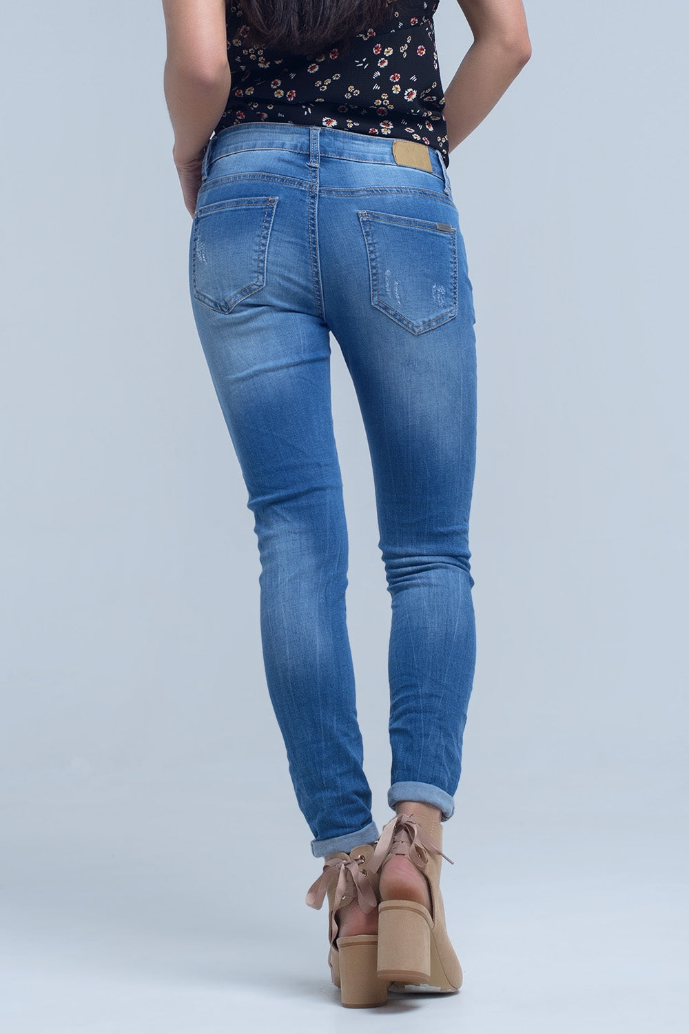 Jeans skinny con rodillas rasgadas