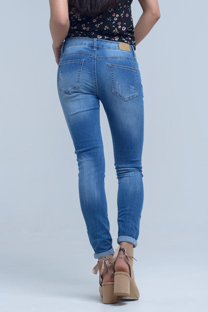 Jeans skinny con rodillas rasgadas