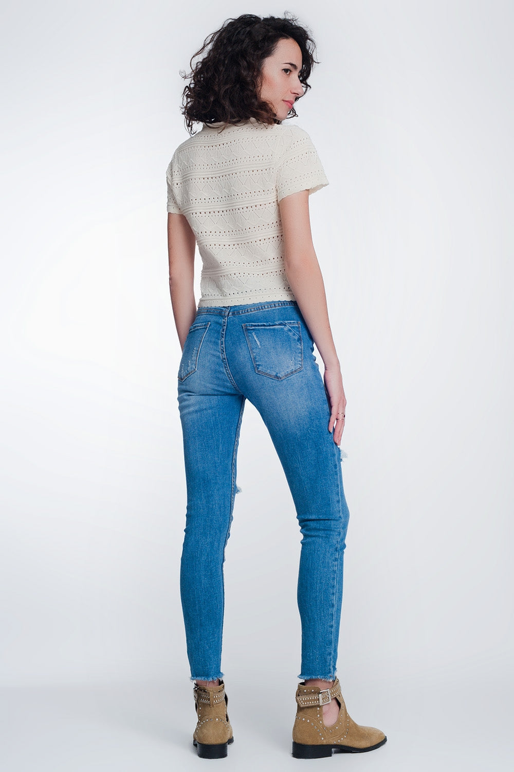 Jeans super ajustados con rotos en la rodilla y el bajo