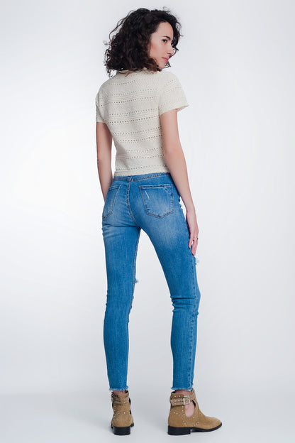 Jeans super ajustados con rotos en la rodilla y el bajo