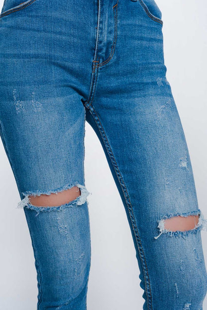 Jeans super ajustados con rotos en la rodilla y el bajo