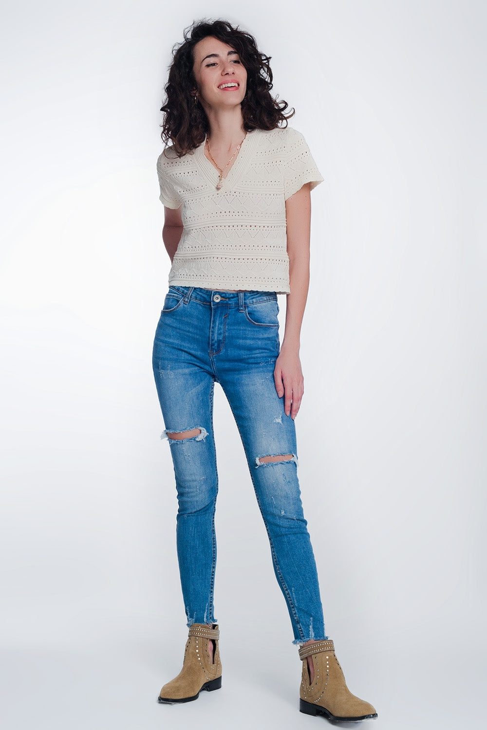 Jeans super ajustados con rotos en la rodilla y el bajo