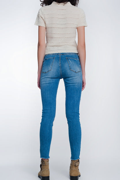 Jeans super ajustados con rotos en la rodilla y el bajo