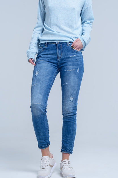 Jeans tobilleros con rasgadura y remiendos