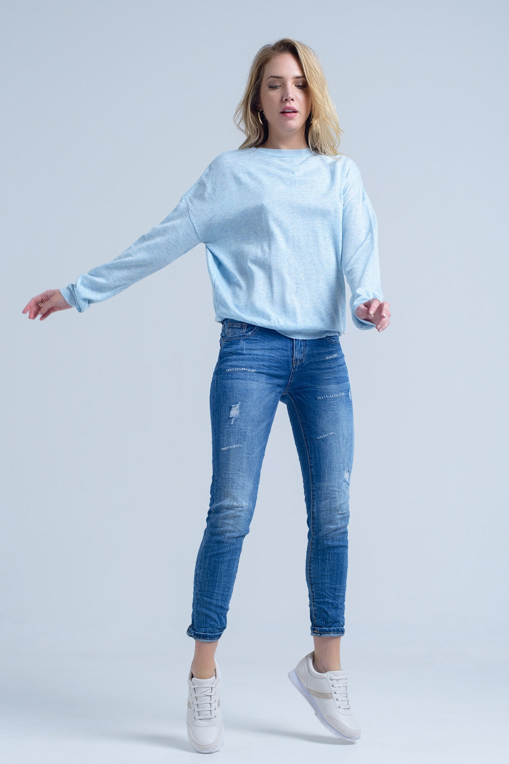 Jeans tobilleros con rasgadura y remiendos