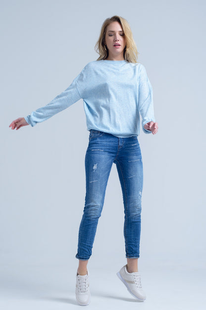 Jeans tobilleros con rasgadura y remiendos