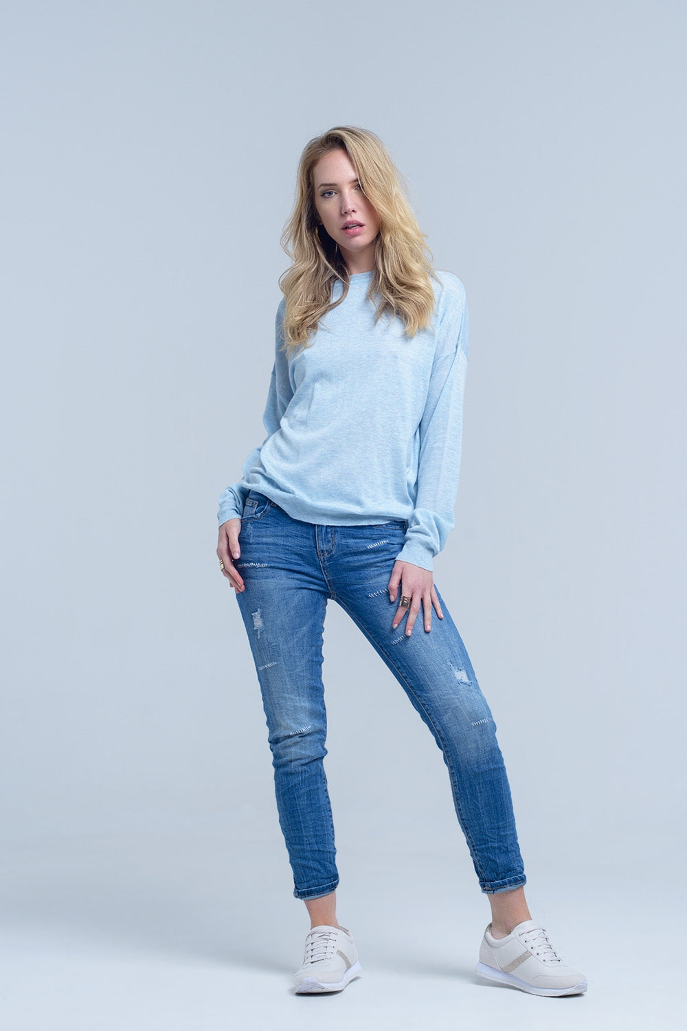 Jeans tobilleros con rasgadura y remiendos