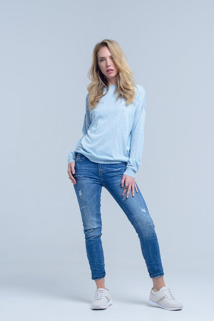 Jeans tobilleros con rasgadura y remiendos