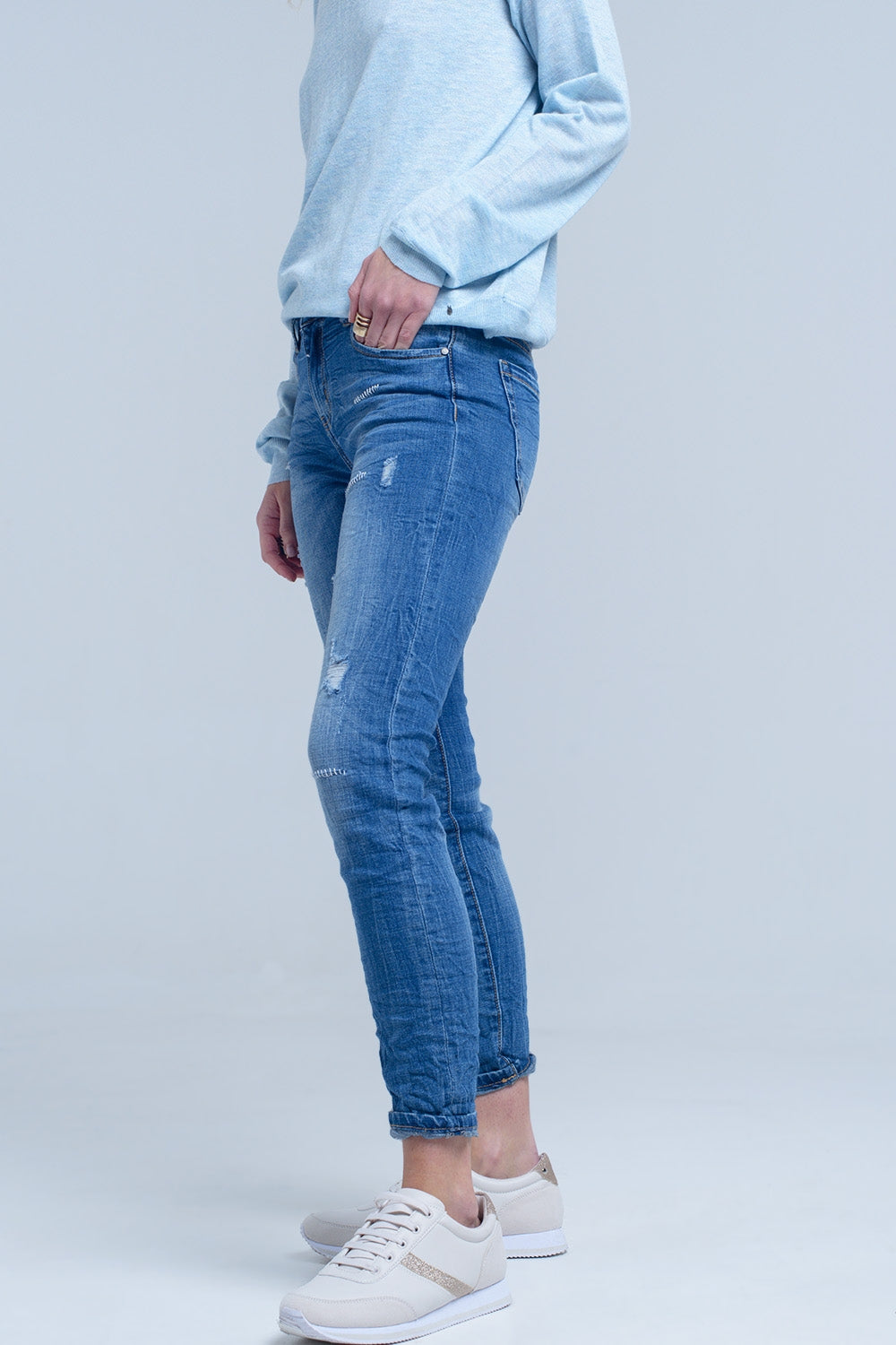 Jeans tobilleros con rasgadura y remiendos