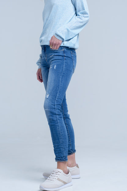 Jeans tobilleros con rasgadura y remiendos