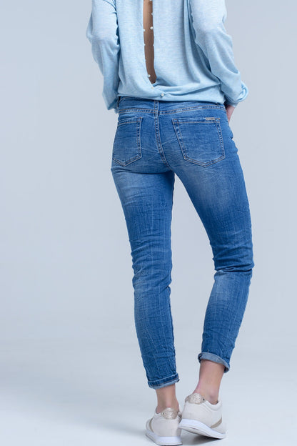 Jeans tobilleros con rasgadura y remiendos