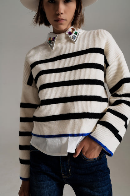 jersey a rayas negras con detalle de raya azul en la parte inferior